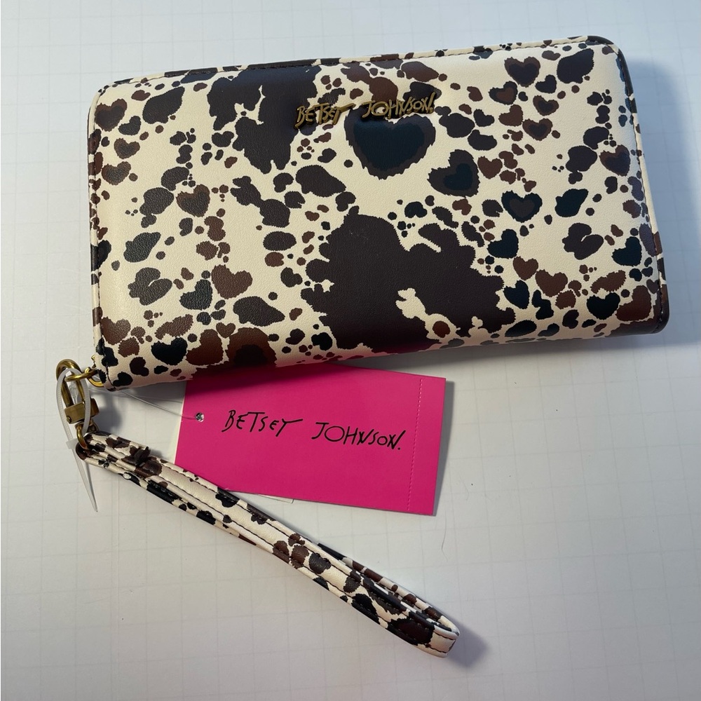 Betsey Johnson Cow Heart Print Zip Around Wallet Wristlet Strap - NWT